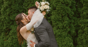 novios celebrando y dandose un beso despues de su boda